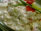 Brokolicový salát s balkánským sýrem a zakysanou smetanou