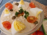 Chutný salát s vejci, kapary a sladkokyselou zeleninkou