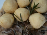 Odlehčené bramborové knedlíčky s houbovo-rozmarýnovou omáčkou, Odlehčené, bramborové, knedlíčky, houbovo-rozmarýnovou, omáčkou