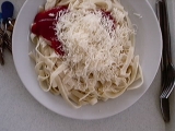 Špagety s kečupem a sýrem