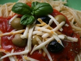 Špagety s rajčatovou omáčkou.