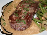 Steak z nízkého roštěnce se smetanovo-křenovou omáčkou a zelenými fazolkami, Steak, nízkého, roštěnce, se, smetanovo-křenovou, omáčkou, zelenými, fazolkami
