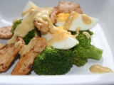 Brokolicový salát s vejcem a kuřecím masem, Brokolicový, salát, vejcem, kuřecím, masem