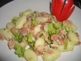 Česnekové gnocchi s brokolicí a slaninou