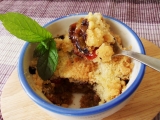 Crumble s rebarborou, mandlemi a brusinkami