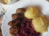 Dánské masové kuličky frikadeller se šťouchanými libečkovými bramborami, červeným zelím a remuládou, Dánské, masové, kuličky, frikadeller, se, šťouchanými, libečkovými, bramborami, červeným, zelím, remuládou