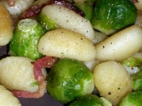 Gnocchi osmažené se slaninou a růžičkovou kapustou