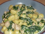 Gnocchi s kuřecím masem, špenátem a sýrovo smetanovou omáčkou, Gnocchi, kuřecím, masem, špenátem, sýrovo, smetanovou, omáčkou