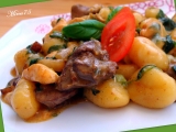 Gnocchi  s kuřecími játry, prsíčky a špenátem