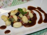 Gnocchi se slaninou a švestkovou omáčkou