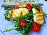 Grilovaný sýr Halloumi s rukolou a rajčaty, Grilovaný, sýr, Halloumi, rukolou, rajčaty