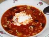 Hustá zimní polévka s luštěninami, klobásou a rajčaty