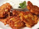 Indické cibulové smaženky  ( bhajis) s mátovou rájtou, Indické, cibulové, smaženky, , (, bhajis), mátovou, rájtou