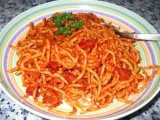 Jednoduché špagety s rajským protlakem, červeným vínem a klobásou, Jednoduché, špagety, rajským, protlakem, červeným, vínem, klobásou