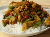 Kuřecí maso na kari s rýží, zeleninou