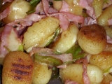 Máslové opečené gnocchi se šunkou, pórkem a sýrem