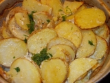 Nové  brambory , zapečené v  okořeněné  zakysané smetaně