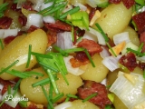 Opečené česnekové gnocchi se slaninou, pórkem a pažitkou