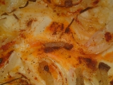 Pizza s cibulí, uzenou slaninkou a mletou červenou paprikou