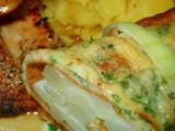 Přírodní kuřecí biftečky s chřestem v bylinkové omeletě