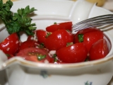 Rajčatový salát s česnekem