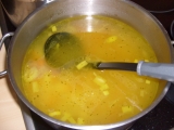 Slepičí polévka s domácími nudlemi