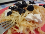 Špagety s kozím sýrem a černými olivami