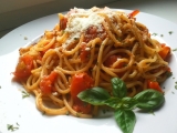 Spaghetti pomodoro s česnekem, čerstvou bazalkou a parmazánem, Spaghetti, pomodoro, česnekem, čerstvou, bazalkou, parmazánem