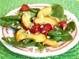 Špenátový salát s jahodami a nektarinkou