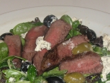 Steak na zeleném salátu s kozím sýrem a olivami
