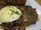 Steak z nízkého roštěnce s cibulkou restovanou na špeku a rozpečeným hermelínem, Steak, nízkého, roštěnce, cibulkou, restovanou, na, špeku, rozpečeným, hermelínem