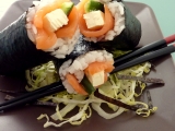 Sushi s uzeným lososem