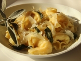 Tortellini se šalvějovým máslem ( tortellini nodo d´ amore), Tortellini, se, šalvějovým, máslem, (, tortellini, nodo, d´, amore)