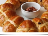 Velikonoční věnec (Hot cross buns)