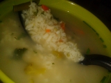 Výborná polévka s rýží, zeleninou, kousky masa a pórkem