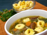 Zeleninová polévka s tortellini