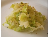 Zelný salát“rychlovka“,jako příloha na talíři